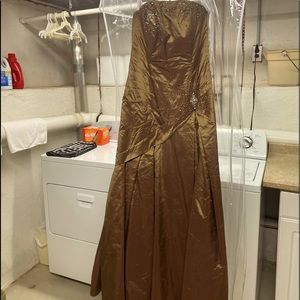 Women’s formal strapless gown